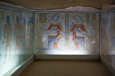 Luxor, Mısır - 10 Mart 2025 Queens Vadisi 'nde Kraliçe' nin mezarının içinde. Luxor, Mısır.