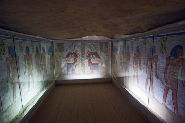 Luxor, Mısır - 10 Mart 2025 Queens Vadisi 'nde Kraliçe' nin mezarının içinde. Luxor, Mısır.