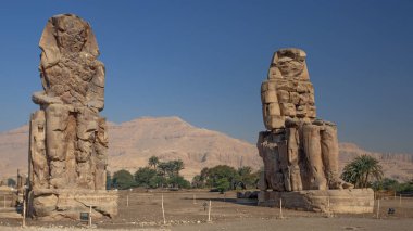 Luxor, Mısır - 10 Mart 2025: Memnon Heykeli, Lüksemburg 'un batısında yer alan Firavun Amenhotep III' ün iki büyük taş heykelidir.