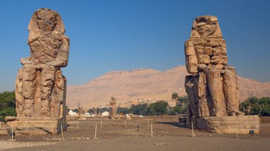 Luxor, Mısır - 10 Mart 2025: Memnon Heykeli, Lüksemburg 'un batısında yer alan Firavun Amenhotep III' ün iki büyük taş heykelidir.