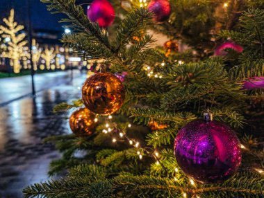 Yılbaşı ağaçları, dekorasyonlar ve ışıklar