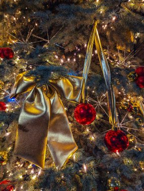 Yılbaşı ağaçları, dekorasyonlar ve ışıklar