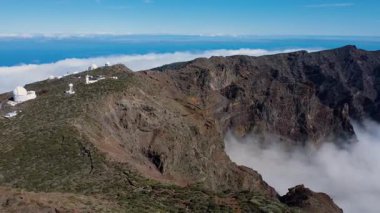 Bulutların üstündeki hava manzarası Caldera de Taburiente Ulusal Parkı 'nın çarpıcı volkanik kaya oluşumlarına bakıyor.