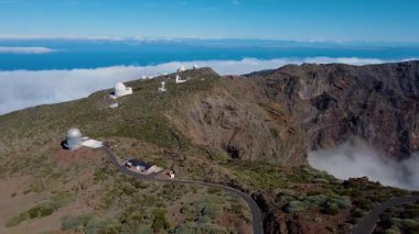 Bulutların üstündeki hava manzarası Caldera de Taburiente Ulusal Parkı 'nın çarpıcı volkanik kaya oluşumlarına bakıyor.