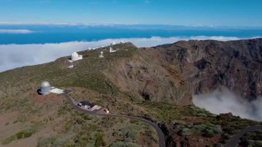 Bulutların üstündeki hava manzarası Caldera de Taburiente Ulusal Parkı 'nın çarpıcı volkanik kaya oluşumlarına bakıyor.