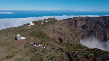 Bulutların üstündeki hava manzarası Caldera de Taburiente Ulusal Parkı 'nın çarpıcı volkanik kaya oluşumlarına bakıyor.