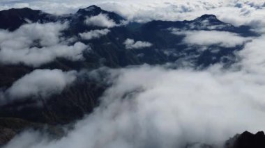 Bulutların üstündeki hava manzarası Caldera de Taburiente Ulusal Parkı 'nın çarpıcı volkanik kaya oluşumlarına bakıyor.