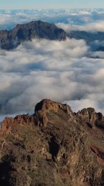 Bulutların üstündeki hava manzarası Caldera de Taburiente Ulusal Parkı 'nın çarpıcı volkanik kaya oluşumlarına bakıyor.