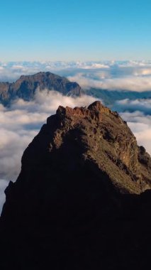 Bulutların üstündeki hava manzarası Caldera de Taburiente Ulusal Parkı 'nın çarpıcı volkanik kaya oluşumlarına bakıyor.