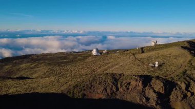 Bulutların üstündeki hava manzarası Caldera de Taburiente Ulusal Parkı 'nın çarpıcı volkanik kaya oluşumlarına bakıyor.