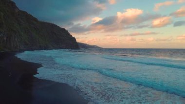 İspanya, Canarias 'taki La Palma adasında Atlantik Okyanusu' nun güzel sahil şeridi