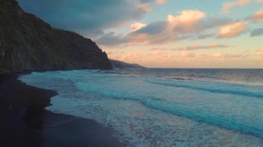 İspanya, Canarias 'taki La Palma adasında Atlantik Okyanusu' nun güzel sahil şeridi