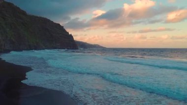 İspanya, Canarias 'taki La Palma adasında Atlantik Okyanusu' nun güzel sahil şeridi