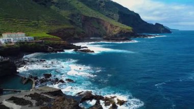 İspanya, Canarias 'taki La Palma adasında Atlantik Okyanusu' nun güzel sahil şeridi