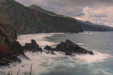 Nogales plajı (Playa de Nogales), La Palma adasının kayalıklarıyla. Kanarya Adaları. İspanya