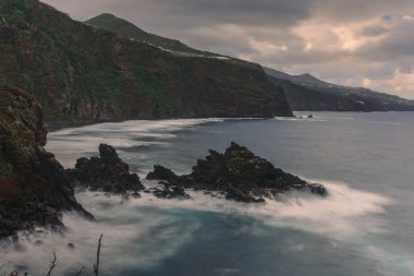 Nogales plajı (Playa de Nogales), La Palma adasının kayalıklarıyla. Kanarya Adaları. İspanya