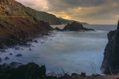 Nogales plajı (Playa de Nogales), La Palma adasının kayalıklarıyla. Kanarya Adaları. İspanya