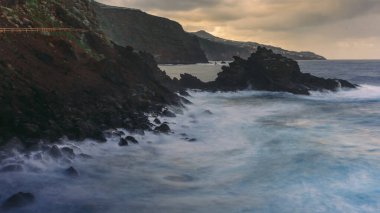 Nogales plajı (Playa de Nogales), La Palma adasının kayalıklarıyla. Kanarya Adaları. İspanya