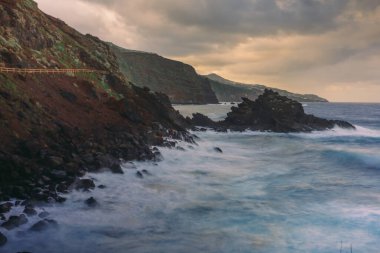 Nogales plajı (Playa de Nogales), La Palma adasının kayalıklarıyla. Kanarya Adaları. İspanya