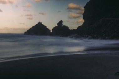 Nogales plajı (Playa de Nogales), La Palma adasının kayalıklarıyla. Kanarya Adaları. İspanya