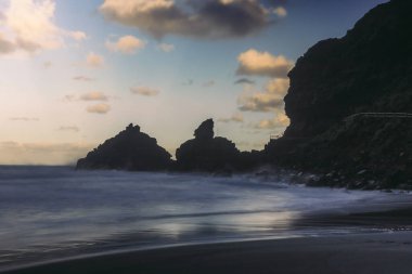 Nogales plajı (Playa de Nogales), La Palma adasının kayalıklarıyla. Kanarya Adaları. İspanya