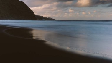 Nogales plajı (Playa de Nogales), La Palma adasının kayalıklarıyla. Kanarya Adaları. İspanya