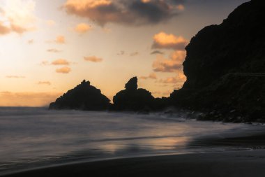 Nogales plajı (Playa de Nogales), La Palma adasının kayalıklarıyla. Kanarya Adaları. İspanya