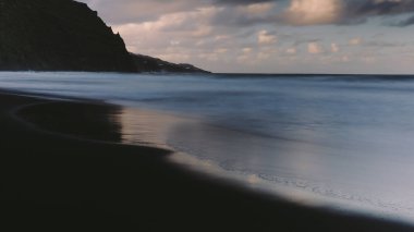 Nogales plajı (Playa de Nogales), La Palma adasının kayalıklarıyla. Kanarya Adaları. İspanya