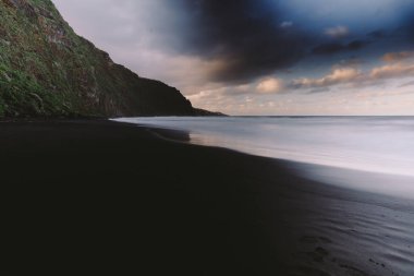 Nogales plajı (Playa de Nogales), La Palma adasının kayalıklarıyla. Kanarya Adaları. İspanya