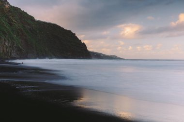 Nogales plajı (Playa de Nogales), La Palma adasının kayalıklarıyla. Kanarya Adaları. İspanya