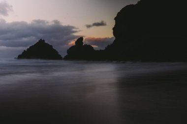 Nogales plajı (Playa de Nogales), La Palma adasının kayalıklarıyla. Kanarya Adaları. İspanya