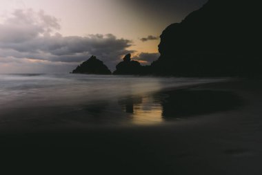 Nogales plajı (Playa de Nogales), La Palma adasının kayalıklarıyla. Kanarya Adaları. İspanya