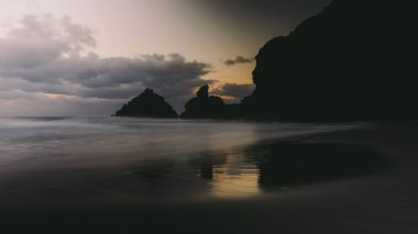 Nogales plajı (Playa de Nogales), La Palma adasının kayalıklarıyla. Kanarya Adaları. İspanya