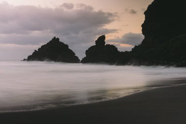 Nogales plajı (Playa de Nogales), La Palma adasının kayalıklarıyla. Kanarya Adaları. İspanya