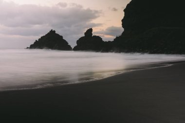 Nogales plajı (Playa de Nogales), La Palma adasının kayalıklarıyla. Kanarya Adaları. İspanya