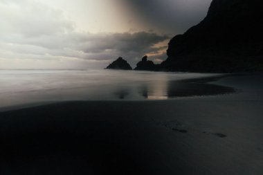 Nogales plajı (Playa de Nogales), La Palma adasının kayalıklarıyla. Kanarya Adaları. İspanya