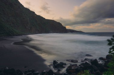 Nogales plajı (Playa de Nogales), La Palma adasının kayalıklarıyla. Kanarya Adaları. İspanya