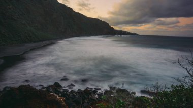 Nogales plajı (Playa de Nogales), La Palma adasının kayalıklarıyla. Kanarya Adaları. İspanya