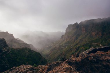 Masca Vadisi, Tenerife, İspanya 'daki yeşil volkanik manzaranın üzerinde güzel bir günbatımı. Tenerife adasının hava manzarası. Seyahat yeri, Kanarya adaları manzarası