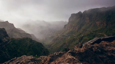 Masca Vadisi, Tenerife, İspanya 'daki yeşil volkanik manzaranın üzerinde güzel bir günbatımı. Tenerife adasının hava manzarası. Seyahat yeri, Kanarya adaları manzarası