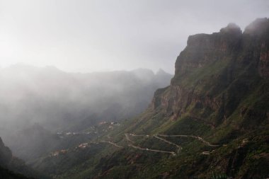 Masca Vadisi, Tenerife, İspanya 'daki yeşil volkanik manzaranın üzerinde güzel bir günbatımı. Tenerife adasının hava manzarası. Seyahat yeri, Kanarya adaları manzarası