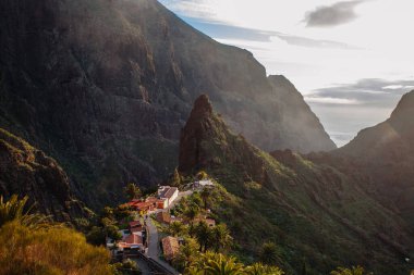 Tenerife 'deki Masca Vadisi' nin manzarası, Kanarya Adası, İspanya. Tenerife 'de palmiye ağaçları ve tropikal bitki örtüsü olan manzaralı bir dağ manzarası. Masca köyünde ünlü volkanik kaya oluşumu