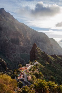 Tenerife 'deki Masca Vadisi' nin manzarası, Kanarya Adası, İspanya. Tenerife 'de palmiye ağaçları ve tropikal bitki örtüsü olan manzaralı bir dağ manzarası. Masca köyünde ünlü volkanik kaya oluşumu