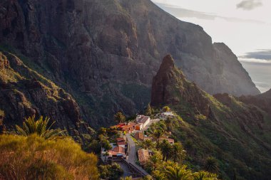 Tenerife 'deki Masca Vadisi' nin manzarası, Kanarya Adası, İspanya. Tenerife 'de palmiye ağaçları ve tropikal bitki örtüsü olan manzaralı bir dağ manzarası. Masca köyünde ünlü volkanik kaya oluşumu