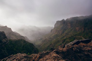 Masca Vadisi, Tenerife, İspanya 'daki yeşil volkanik manzaranın üzerinde güzel bir günbatımı. Tenerife adasının hava manzarası. Seyahat yeri, Kanarya adaları manzarası