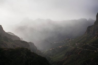 Masca Vadisi, Tenerife, İspanya 'daki yeşil volkanik manzaranın üzerinde güzel bir günbatımı. Tenerife adasının hava manzarası. Seyahat yeri, Kanarya adaları manzarası