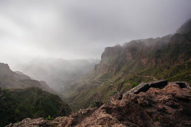 Masca Vadisi, Tenerife, İspanya 'daki yeşil volkanik manzaranın üzerinde güzel bir günbatımı. Tenerife adasının hava manzarası. Seyahat yeri, Kanarya adaları manzarası