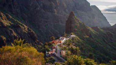 Tenerife 'deki Masca Vadisi' nin manzarası, Kanarya Adası, İspanya. Tenerife 'de palmiye ağaçları ve tropikal bitki örtüsü olan manzaralı bir dağ manzarası. Masca köyünde ünlü volkanik kaya oluşumu