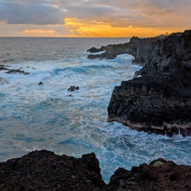 La Palma Adası, Kanarya, İspanya 'da fırtınalı Atlantik Okyanusu' nda şaşırtıcı bir gün doğumu.