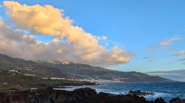 La Palma Adası, Kanarya, İspanya 'da fırtınalı Atlantik Okyanusu' nda şaşırtıcı bir gün doğumu.